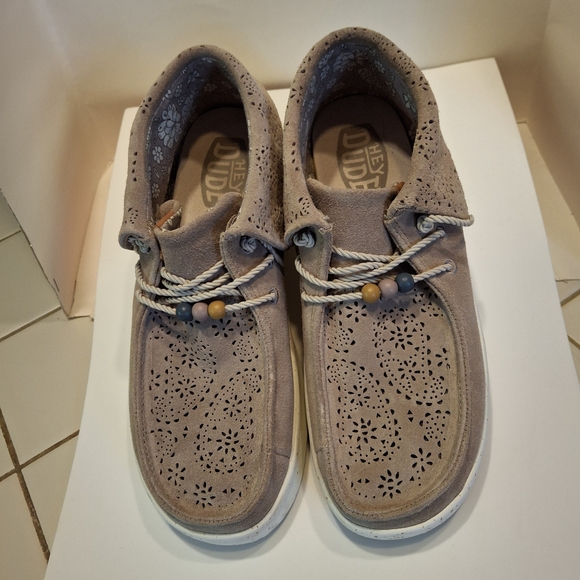 Hey Dude Women's Beige Moccasins Boots with Beads - Picture 11 of 13